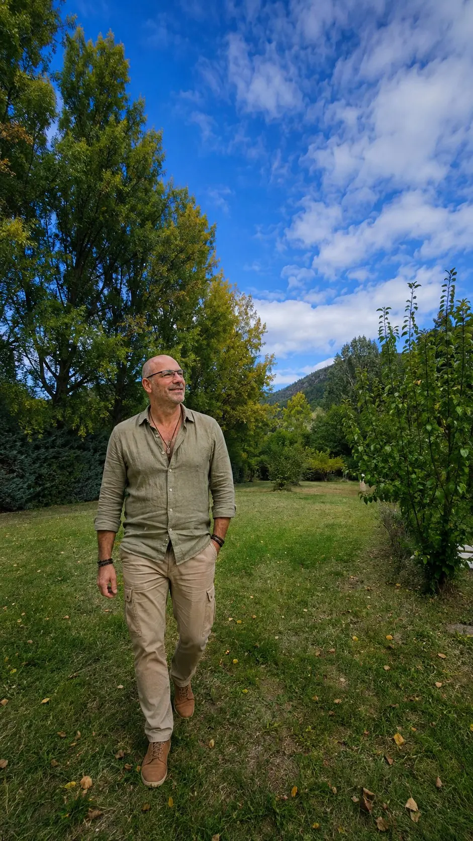 Papylou marchant dans le jardin